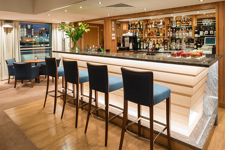 Viking River Cruises Viking Sineus Interior Bar 2.jpg